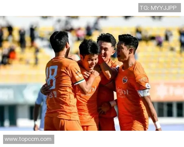 城南足球俱乐部迎战江源球队展现激情与实力的较量 城南足球俱乐部迎战江源球队展现激情与实力的较量